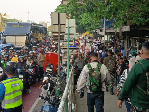 Kepadatan di gerbang Monas dekat Stasiun Gambir, Jakarta, Minggu (5/10/2025), untuk menyaksikan perayaan HUT ke-80 TNI. Foto: Jamal Ramadhan/kumparan