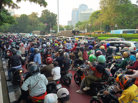 Kepadatan di gerbang Monas dekat Stasiun Gambir, Jakarta, Minggu (5/10/2025), untuk menyaksikan perayaan HUT ke-80 TNI. Foto: Jamal Ramadhan/kumparan