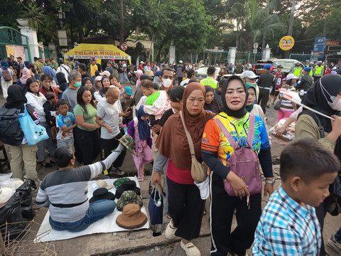 Kepadatan di gerbang Monas dekat Stasiun Gambir, Jakarta, Minggu (5/10/2025), untuk menyaksikan perayaan HUT ke-80 TNI. Foto: Jamal Ramadhan/kumparan