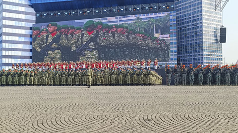 Suasana peringatan Hari Ulang Tahun (HUT) ke-80 Tentara Nasional Indonesia (TNI) di Lapangan Silang Monumen Nasional (Monas), Jakarta Pusat, Minggu (5/10/2025). Foto: Zamachsyari/kumparan