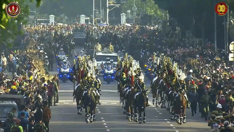 Pasukan berkuda kawal Presiden Prabowo Subianto dalam peringatan Hari Ulang Tahun (HUT) ke-80 Tentara Nasional Indonesia (TNI) di Lapangan Silang Monumen Nasional (Monas), Jakarta Pusat, Minggu (5/10/2025). Foto: YouTube/ Puspen TNI  