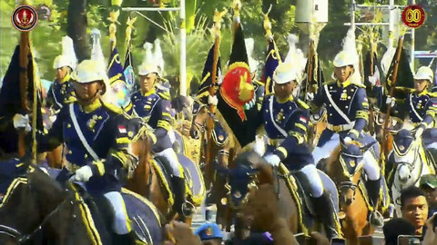 Pasukan berkuda kawal Presiden Prabowo Subianto dalam peringatan Hari Ulang Tahun (HUT) ke-80 Tentara Nasional Indonesia (TNI) di Lapangan Silang Monumen Nasional (Monas), Jakarta Pusat, Minggu (5/10/2025). Foto: YouTube/Sekretariat Presiden