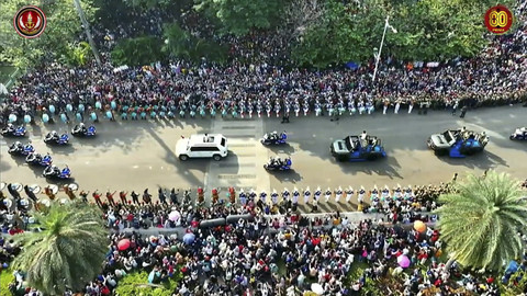 Presiden Prabowo menyapa warga saat menuju lokasi peringatan Hari Ulang Tahun (HUT) ke-80 Tentara Nasional Indonesia (TNI) di Lapangan Silang Monumen Nasional (Monas), Jakarta Pusat, Minggu (5/10/2025). Foto: YouTube/ Puspen TNI  