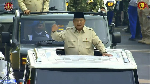 Presiden Prabowo menyapa warga saat menuju lokasi peringatan Hari Ulang Tahun (HUT) ke-80 Tentara Nasional Indonesia (TNI) di Lapangan Silang Monumen Nasional (Monas), Jakarta Pusat, Minggu (5/10/2025). Foto: YouTube/ Puspen TNI  