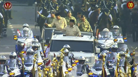 Presiden Prabowo menyapa warga saat menuju lokasi peringatan Hari Ulang Tahun (HUT) ke-80 Tentara Nasional Indonesia (TNI) di Lapangan Silang Monumen Nasional (Monas), Jakarta Pusat, Minggu (5/10/2025). Foto: YouTube/ Puspen TNI  