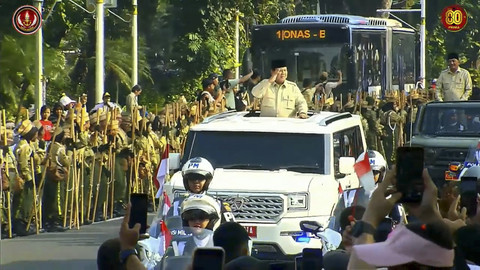Presiden Prabowo menyapa warga saat menuju lokasi peringatan Hari Ulang Tahun (HUT) ke-80 Tentara Nasional Indonesia (TNI) di Lapangan Silang Monumen Nasional (Monas), Jakarta Pusat, Minggu (5/10/2025). Foto: YouTube/ Puspen TNI  