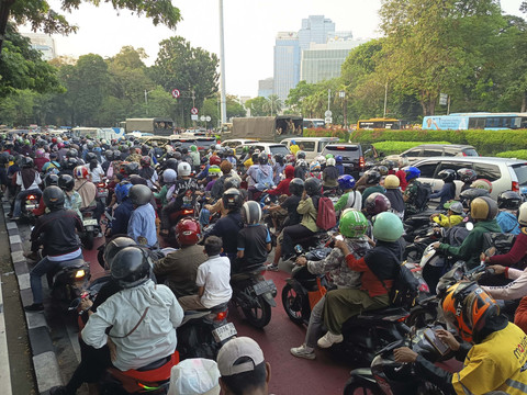 Warga memadati gerbang Monas dekat Stasiun Gambir, Jakarta untuk menyaksikan perayaan HUT ke-80 TNI pada Minggu (5/10/2025). Foto: Jamal Ramadhan/kumparan
