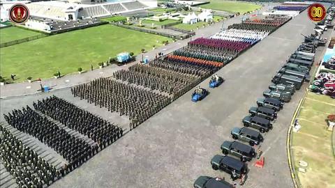 Presiden Prabowo saat periksa pasukan dalam peringatan Hari Ulang Tahun (HUT) ke-80 Tentara Nasional Indonesia (TNI) di Lapangan Silang Monumen Nasional (Monas), Jakarta Pusat, Minggu (5/10/2025). Foto: YouTube/ Puspen TNI  