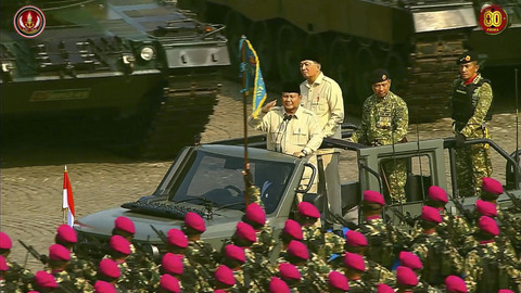 Presiden Prabowo saat periksa pasukan dalam peringatan Hari Ulang Tahun (HUT) ke-80 Tentara Nasional Indonesia (TNI) di Lapangan Silang Monumen Nasional (Monas), Jakarta Pusat, Minggu (5/10/2025). Foto: YouTube/ Puspen TNI  