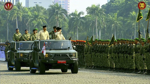 Presiden Prabowo saat periksa pasukan dalam peringatan Hari Ulang Tahun (HUT) ke-80 Tentara Nasional Indonesia (TNI) di Lapangan Silang Monumen Nasional (Monas), Jakarta Pusat, Minggu (5/10/2025). Foto: YouTube/ Puspen TNI  
