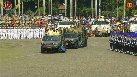 Presiden Prabowo saat periksa pasukan dalam peringatan Hari Ulang Tahun (HUT) ke-80 Tentara Nasional Indonesia (TNI) di Lapangan Silang Monumen Nasional (Monas), Jakarta Pusat, Minggu (5/10/2025). Foto: YouTube/ Puspen TNI  