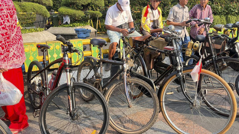 Pecinta sepeda ontel yang terkumpul dalam Komunitas Ontel Batavia warnai CFD Bundaran HI, Jakarta Pusat, Minggu (5/10/2025). Foto: Nasywa Athifah/kumparan