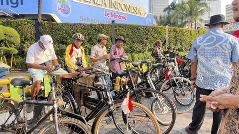 Pecinta sepeda ontel yang terkumpul dalam Komunitas Ontel Batavia warnai CFD Bundaran HI, Jakarta Pusat, Minggu (5/10/2025). Foto: Nasywa Athifah/kumparan