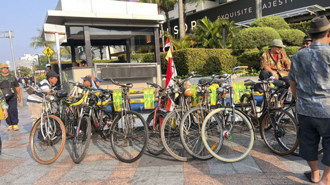 Pecinta sepeda ontel yang terkumpul dalam Komunitas Ontel Batavia warnai CFD Bundaran HI, Jakarta Pusat, Minggu (5/10/2025). Foto: Nasywa Athifah/kumparan