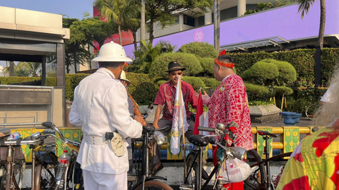 Pecinta sepeda ontel yang terkumpul dalam Komunitas Ontel Batavia warnai CFD Bundaran HI, Jakarta Pusat, Minggu (5/10/2025). Foto: Nasywa Athifah/kumparan