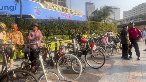 Pecinta sepeda ontel yang terkumpul dalam Komunitas Ontel Batavia warnai CFD Bundaran HI, Jakarta Pusat, Minggu (5/10/2025). Foto: Nasywa Athifah/kumparan