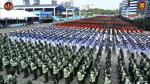 Pasukan dalam peringatan Hari Ulang Tahun (HUT) ke-80 Tentara Nasional Indonesia (TNI) di Lapangan Silang Monumen Nasional (Monas), Jakarta Pusat, Minggu (5/10/2025). Foto: YouTube/ Puspen TNI  