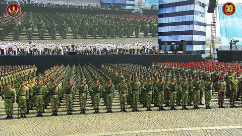 Pasukan upacara peringatan Hari Ulang Tahun (HUT) ke-80 Tentara Nasional Indonesia (TNI) di Lapangan Silang Monumen Nasional (Monas), Jakarta Pusat, Minggu (5/10/2025). Foto: YouTube/ Puspen TNI  