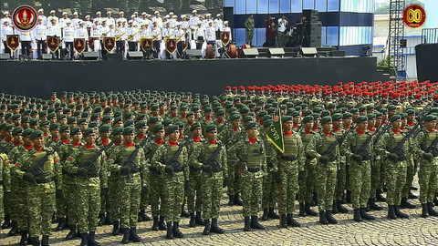 Pasukan upacara peringatan Hari Ulang Tahun (HUT) ke-80 Tentara Nasional Indonesia (TNI) di Lapangan Silang Monumen Nasional (Monas), Jakarta Pusat, Minggu (5/10/2025). Foto: YouTube/ Puspen TNI  