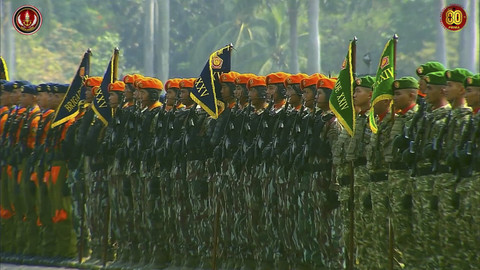 Pasukan upacara peringatan Hari Ulang Tahun (HUT) ke-80 Tentara Nasional Indonesia (TNI) di Lapangan Silang Monumen Nasional (Monas), Jakarta Pusat, Minggu (5/10/2025). Foto: YouTube/ Puspen TNI  