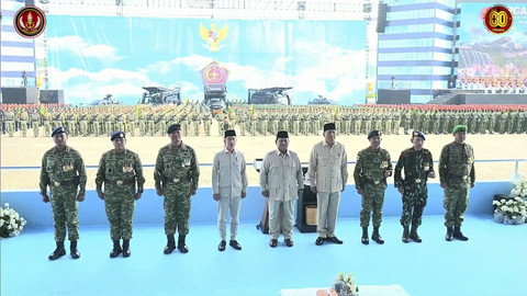 Prabowo berfoto bersama saat peringatan Hari Ulang Tahun (HUT) ke-80 Tentara Nasional Indonesia (TNI) di Lapangan Silang Monumen Nasional (Monas), Jakarta Pusat, Minggu (5/10/2025). Foto: YouTube/ Puspen TNI  