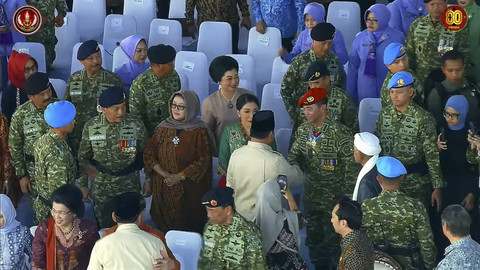 Presiden Prabowo menyalami tamu undangan saat peringatan Hari Ulang Tahun (HUT) ke-80 Tentara Nasional Indonesia (TNI) di Lapangan Silang Monumen Nasional (Monas), Jakarta Pusat, Minggu (5/10/2025). Foto: YouTube/ Puspen TNI  
