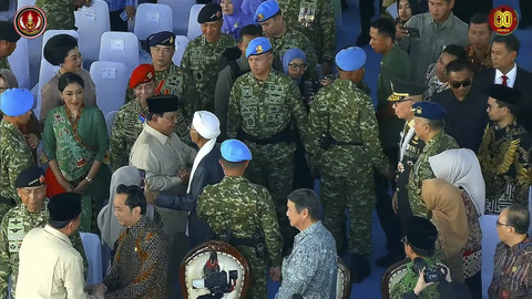 Presiden Prabowo menyalami tamu undangan saat peringatan Hari Ulang Tahun (HUT) ke-80 Tentara Nasional Indonesia (TNI) di Lapangan Silang Monumen Nasional (Monas), Jakarta Pusat, Minggu (5/10/2025). Foto: YouTube/ Puspen TNI  