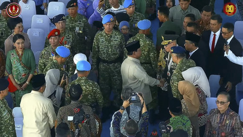 Presiden Prabowo menyalami tamu undangan saat peringatan Hari Ulang Tahun (HUT) ke-80 Tentara Nasional Indonesia (TNI) di Lapangan Silang Monumen Nasional (Monas), Jakarta Pusat, Minggu (5/10/2025). Foto: YouTube/ Puspen TNI  