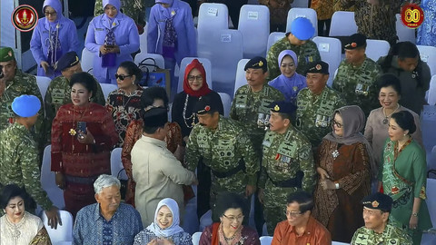 Presiden Prabowo menyalami tamu undangan saat peringatan Hari Ulang Tahun (HUT) ke-80 Tentara Nasional Indonesia (TNI) di Lapangan Silang Monumen Nasional (Monas), Jakarta Pusat, Minggu (5/10/2025). Foto: YouTube/ Puspen TNI  