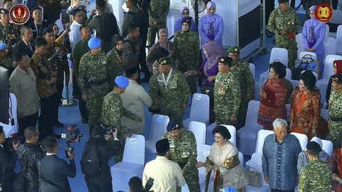 Presiden Prabowo menyalami tamu undangan saat peringatan Hari Ulang Tahun (HUT) ke-80 Tentara Nasional Indonesia (TNI) di Lapangan Silang Monumen Nasional (Monas), Jakarta Pusat, Minggu (5/10/2025). Foto: YouTube/ Puspen TNI  