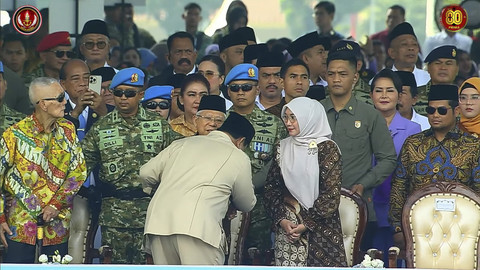 Presiden Prabowo menyalami tamu undangan saat peringatan Hari Ulang Tahun (HUT) ke-80 Tentara Nasional Indonesia (TNI) di Lapangan Silang Monumen Nasional (Monas), Jakarta Pusat, Minggu (5/10/2025). Foto: YouTube/ Puspen TNI  
