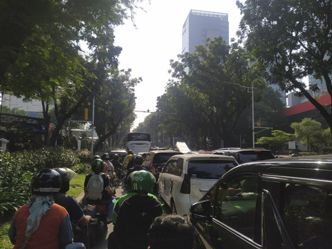 Arus Lalu Lintas di Jalan Kebon Sirih, Jakarta Tengah, pada hari Minggu (5/10/2025). Foto: Rachmadi Rasyad/Kumparan