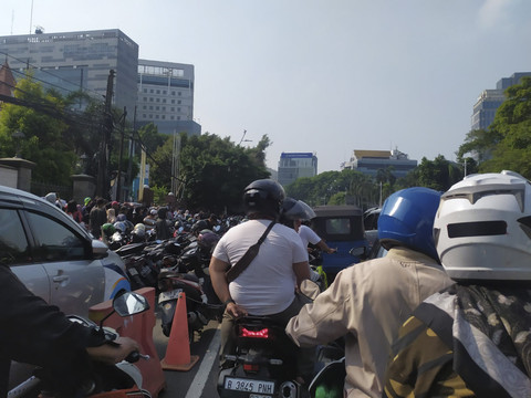 Arus Lalu Lintas di Jalan Ridwan Rais, Jakarta Tengah, pada hari Minggu (5/10/2025). Foto: Rachmadi Rasyad/Kumparan