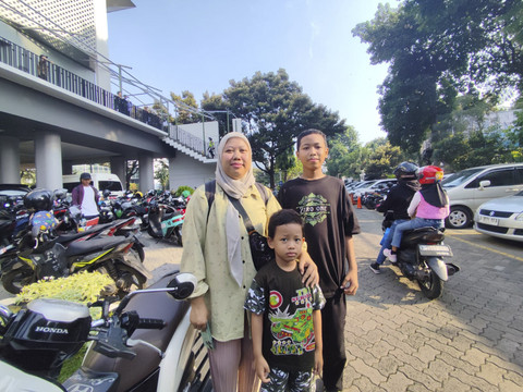 Warga asal Jakarta Selatan, Sartikawati (35), dan dua anaknya yang hendak datang menuju ke Monas, Minggu (5/10/2025). Foto: Rachmadi Rasyad/kumparan