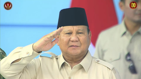 Presiden Prabowo memberikan hormat saat peringatan Hari Ulang Tahun (HUT) ke-80 Tentara Nasional Indonesia (TNI) di Lapangan Silang Monumen Nasional (Monas), Jakarta Pusat, Minggu (5/10/2025). Foto: YouTube/ Puspen TNI  