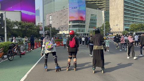 Emak-emak pecinta sepatu roda di kawasan CFD Bundaran HI, Jakarta Pusat, Minggu (5/10/2025). Foto: Nasywa Athifah/kumparan