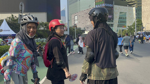 Emak-emak pecinta sepatu roda di kawasan CFD Bundaran HI, Jakarta Pusat, Minggu (5/10/2025). Foto: Nasywa Athifah/kumparan