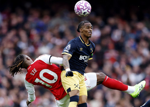 Eberechi Eze dari Arsenal beraksi bersama Crysencio Summerville dari West Ham United pada pertandingan Liga Inggris antara Arsenal vs West Ham United di Stadion Emirates, London, Inggris, Sabtu (4/10/2025). Foto: Peter Cziborra/REUTERS