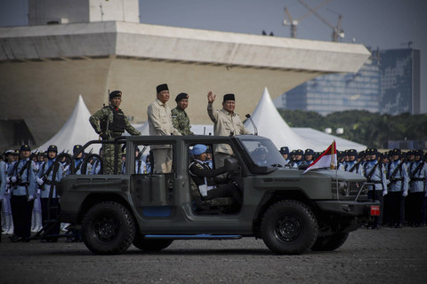 Presiden Prabowo saat meninjau pasukan dalam peringatan Hari Ulang Tahun (HUT) ke-80 Tentara Nasional Indonesia (TNI) di Lapangan Silang Monumen Nasional (Monas), Jakarta Pusat, Minggu (5/10/2025). Foto: Jamal Ramadhan/kumparan