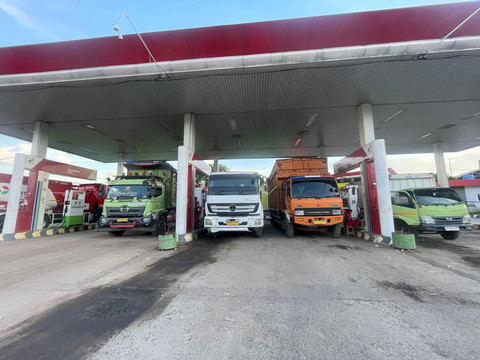 Empat jalur khusus pengisian solar di SPBU Soekarno Hatta. | Foto : Taufik H/Lampung Geh.