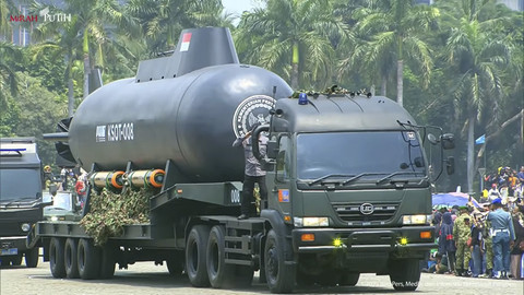 Kapal Selam Otonom dipamerkan saat peringatan Hari Ulang Tahun (HUT) ke-80 Tentara Nasional Indonesia (TNI) di Lapangan Silang Monumen Nasional (Monas), Jakarta Pusat, Minggu (5/10/2025). Foto: YouTube/Sekretariat Presiden