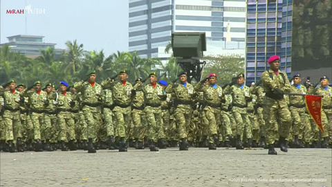 Pasukan Jendral ikuti Defile saat peringatan Hari Ulang Tahun (HUT) ke-80 Tentara Nasional Indonesia (TNI) di Lapangan Silang Monumen Nasional (Monas), Jakarta Pusat, Minggu (5/10/2025). Foto: YouTube/Sekretariat Presiden