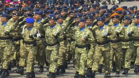 Pasukan Jendral ikuti Defile saat peringatan Hari Ulang Tahun (HUT) ke-80 Tentara Nasional Indonesia (TNI) di Lapangan Silang Monumen Nasional (Monas), Jakarta Pusat, Minggu (5/10/2025). Foto: YouTube/Sekretariat Presiden