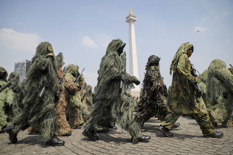 Pasukan dari berbagai Matra TNI berjalan saat defile pasukan dalam peringatan Hari Ulang Tahun (HUT) ke-80 Tentara Nasional Indonesia (TNI) di Lapangan Silang Monumen Nasional (Monas), Jakarta Pusat, Minggu (5/10/2025). Foto: Jamal Ramadhan/kumparan