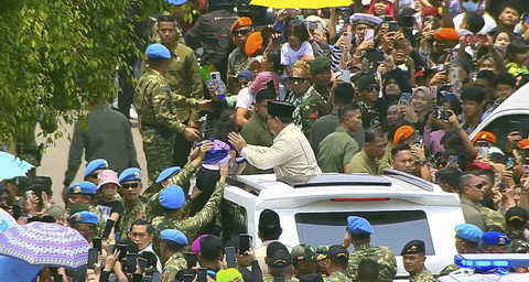 Presiden Prabowo berinteraksi dengan anak warga usai peringatan Hari Ulang Tahun (HUT) ke-80 Tentara Nasional Indonesia (TNI) di Lapangan Silang Monumen Nasional (Monas), Jakarta Pusat, Minggu (5/10/2025). Foto: YouTube/Puspen TNI