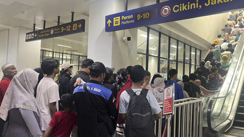 Suasana penumpang padati Stasiun KRL Manggarai, Jakarta Selatan, Minggu (5/10/2025). Foto: Nasywa Athifah/kumparan