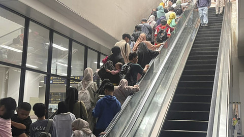 Suasana penumpang padati Stasiun KRL Manggarai, Jakarta Selatan, Minggu (5/10/2025). Foto: Nasywa Athifah/kumparan