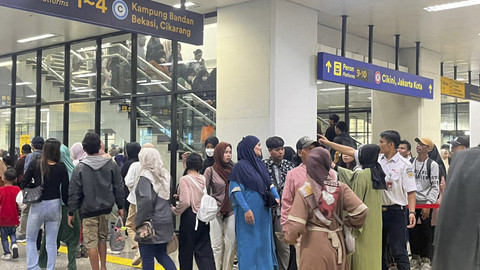 Suasana penumpang padati Stasiun KRL Manggarai, Jakarta Selatan, Minggu (5/10/2025). Foto: Nasywa Athifah/kumparan
