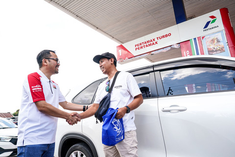 Direksi Pertamina Patra Niaga menyambangi SPBU 54.83.203 Kota Mataram untuk meriahkan MotoGP Mandalika 2025. Foto: Pertamina Patra Niaga