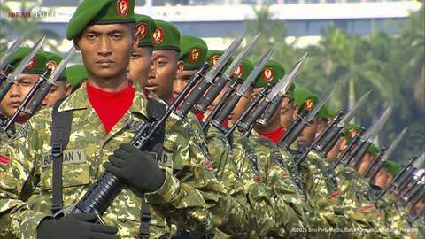 Pasukan TNI AD dengan seragam baru saat defile dalam peringatan Hari Ulang Tahun (HUT) ke-80 Tentara Nasional Indonesia (TNI) di Lapangan Silang Monumen Nasional (Monas), Jakarta Pusat, Minggu (5/10/2025). Foto: YouTube/Sekretariat Presiden